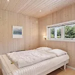 Dom wakacyjny 4 Bedroom Lovely In