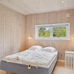 4 Bedroom Lovely In Dom wakacyjny *