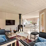 Dom wakacyjny 4 Bedroom Lovely In *