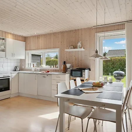 4 Bedroom Lovely In 度假居