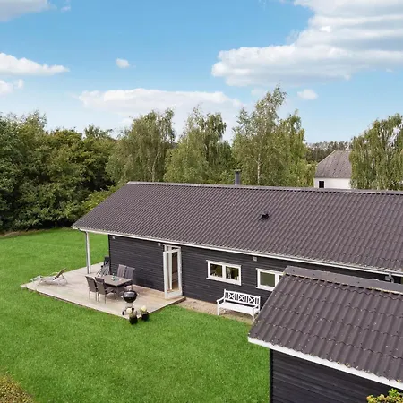 Dom wakacyjny 4 Bedroom Lovely In