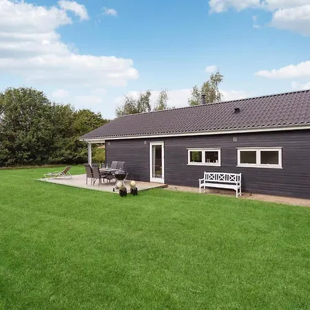 4 Bedroom Awesome In Holiday home *